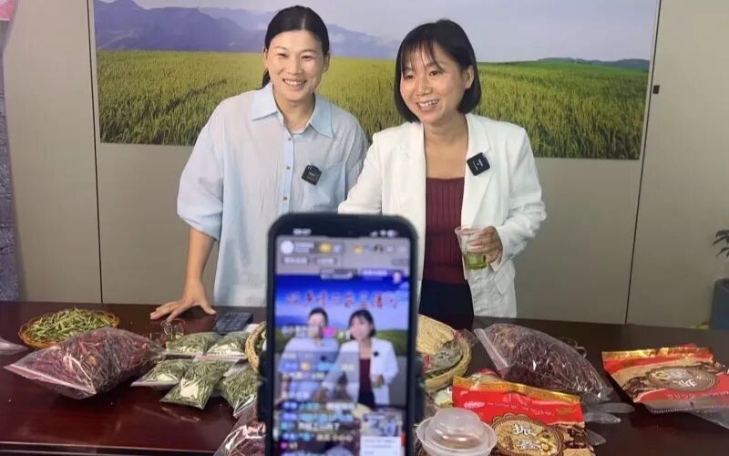 90后村党总支书记宋美霞直播卖农产品。