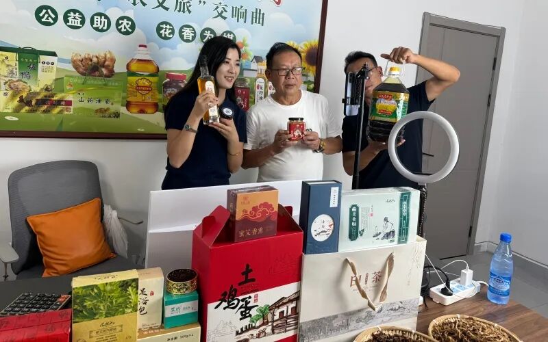 返乡青年桂莉莉成为“带货达人”。