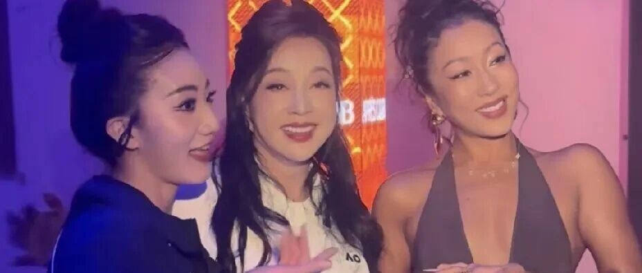 75岁刘晓庆碾压吉克隽逸,状态逆天到离谱,穿学院风短裙还挺漂亮!