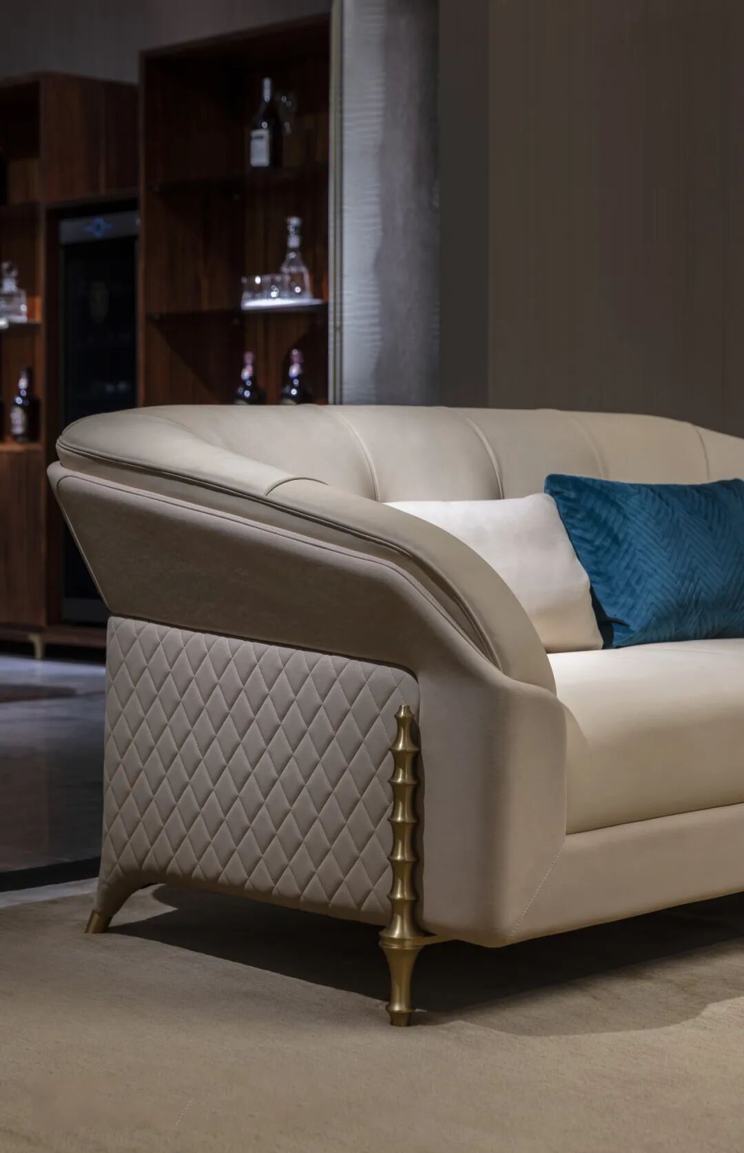 4fb31 宝露斯如果对现代风格情有独钟,不妨将原木材质与不锈钢台面相