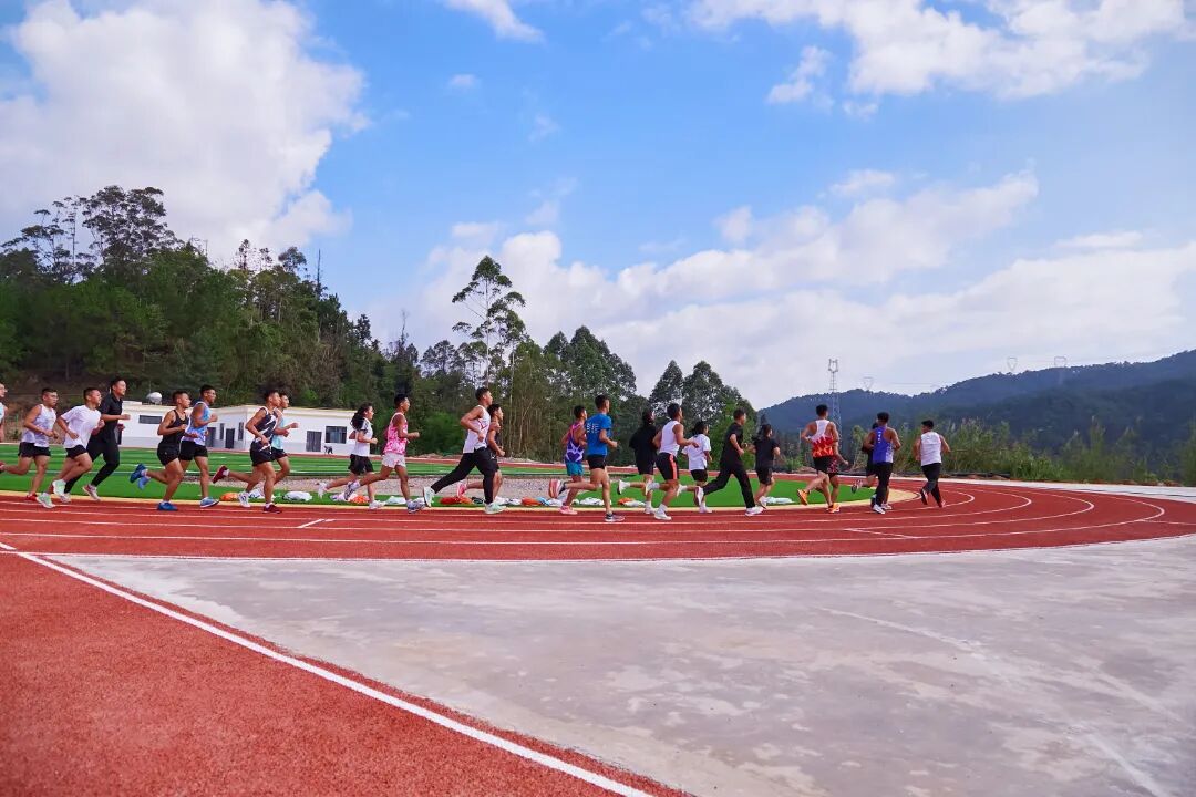 李家周老师带领着学生在新运动场上跑步（2025年6月9日摄）.jpg