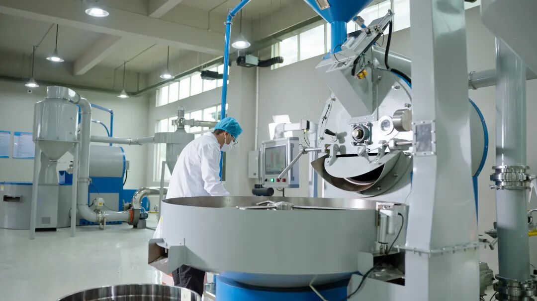 镇康南伞园区内，哈里咖啡公司员工正在车间进行咖啡精深加工烘焙。李凤泉 摄.jpg