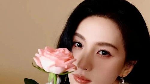 刘诗诗穿白色中衫清丽温婉 以竹为簪展现东方韵味