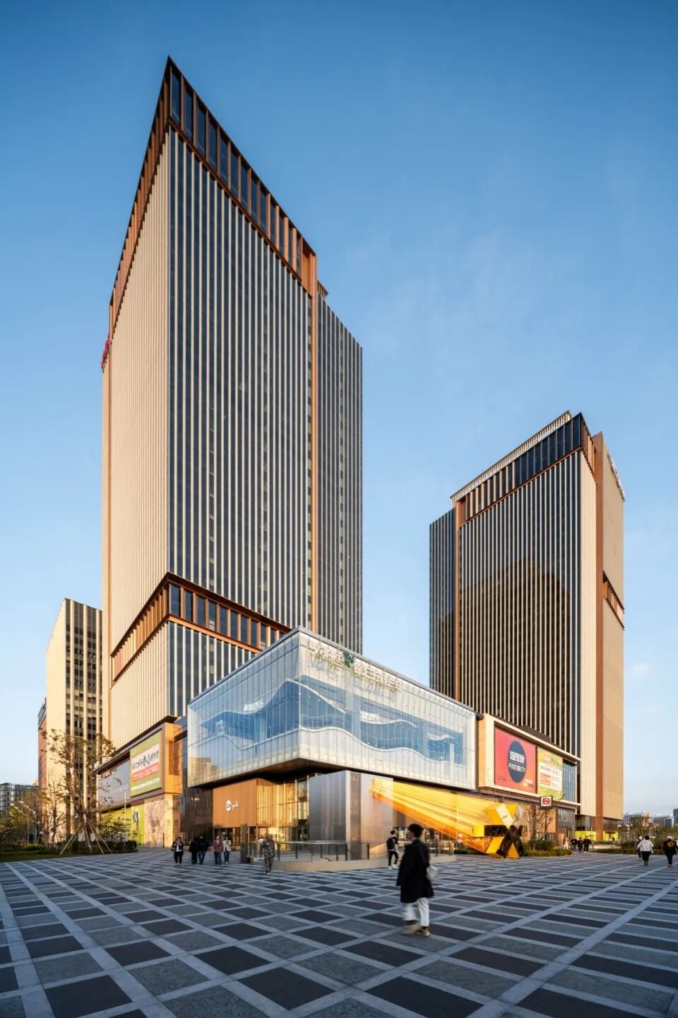 Shanghai Office Vacancy at 24。4% ： Who Is Renting Whole Towers?
