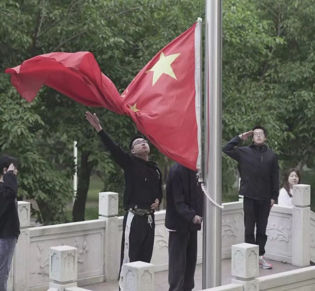 学院举行升旗仪式