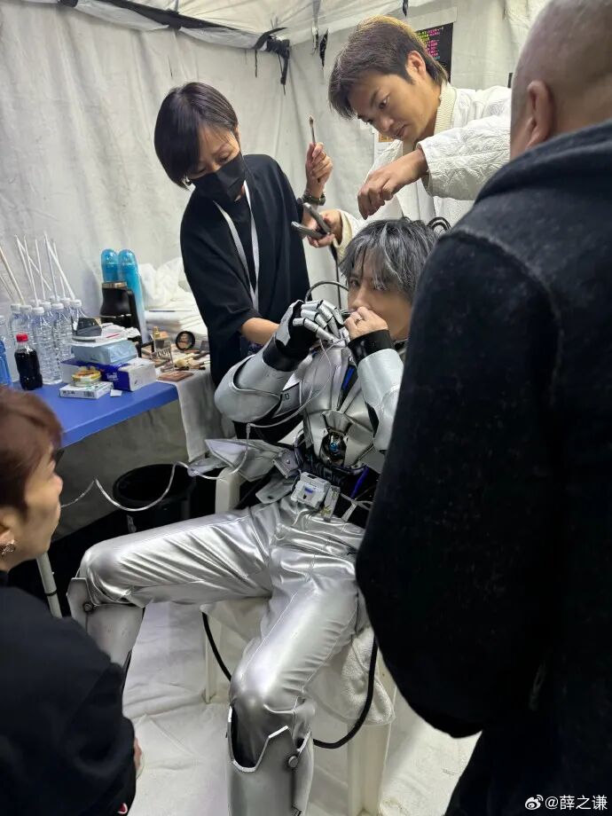 薛之谦演唱会突发状况，背过身吸氧！医生紧急提醒：高原反应需谨慎