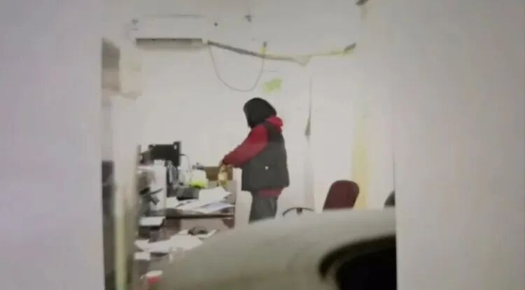 因“不想她请产假事情搞不完”，事业单位女子向同事水杯投不明物质？警方介入！