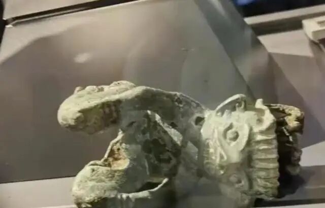 三星堆博物馆内，游客抡凳子打架？网友炸了！