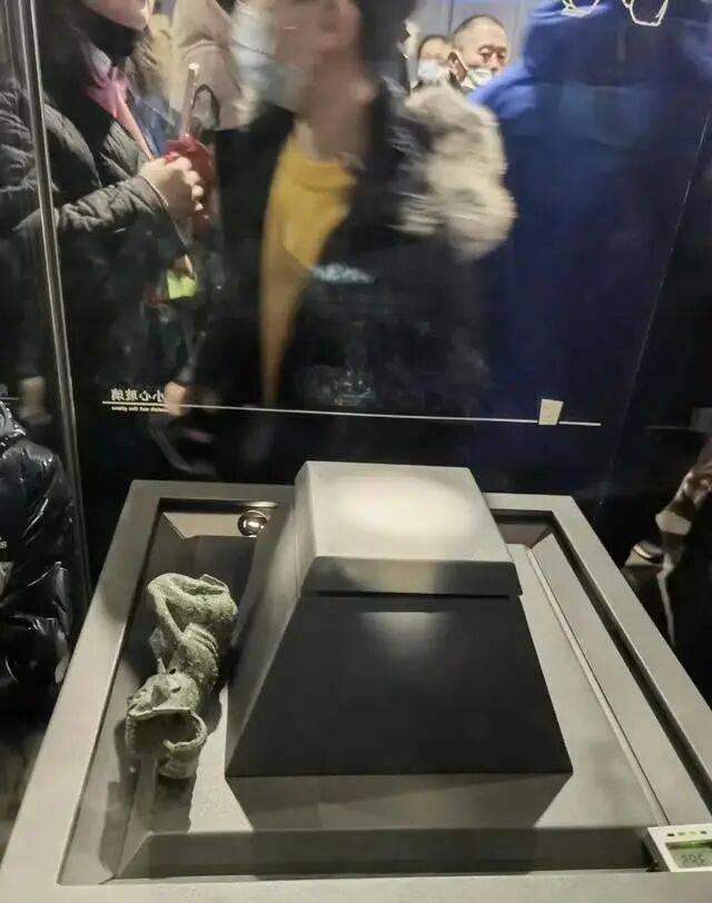 三星堆博物馆内，游客抡凳子打架？网友炸了！