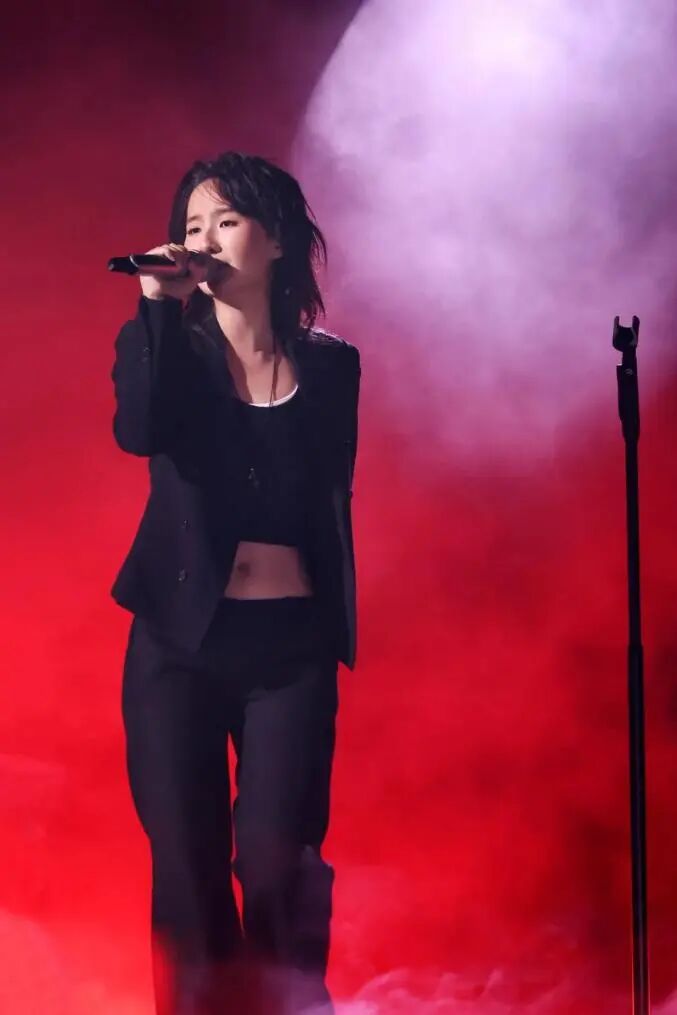 热搜爆了！那英回应！