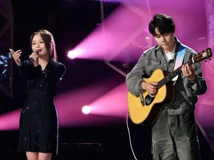 热搜爆了！那英回应！