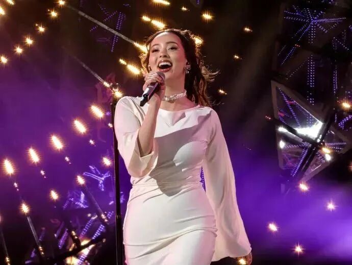 热搜爆了！那英回应！