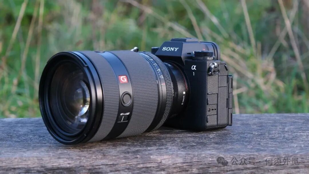 索尼a1 II相机，配上索尼FE 28-70mm f/2 GM镜头，放在木制长凳上