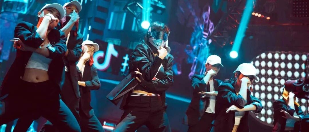 谁来管管这位漂亮姐姐？这爆表的舞台魅力让人上头