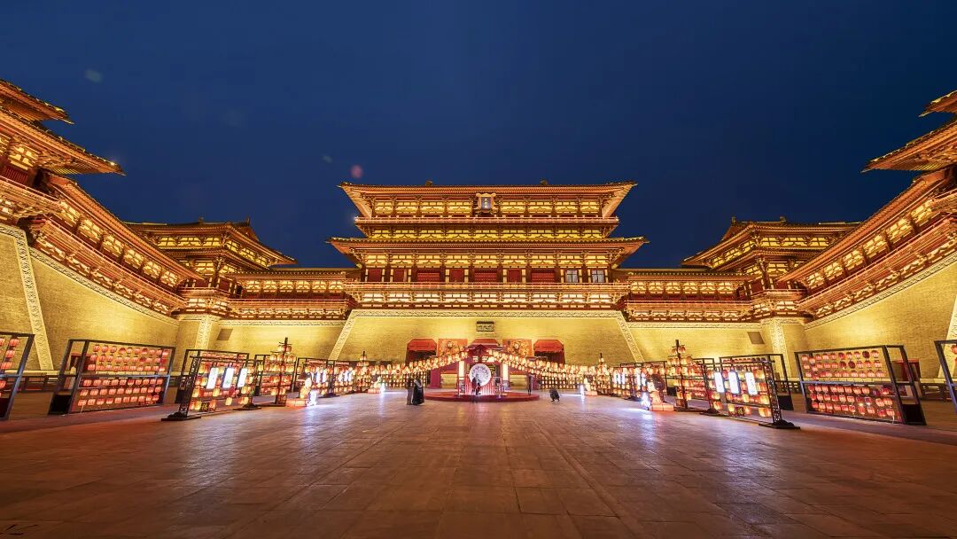 活动期间,应天门北广场将新增"新年许愿瓶"打卡装置,游客们在拍照打卡