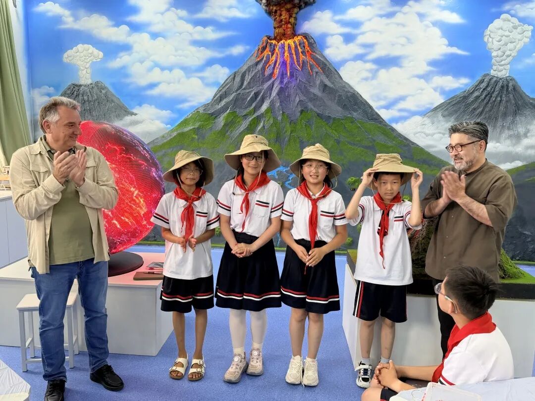 与本地学生交流.JPG