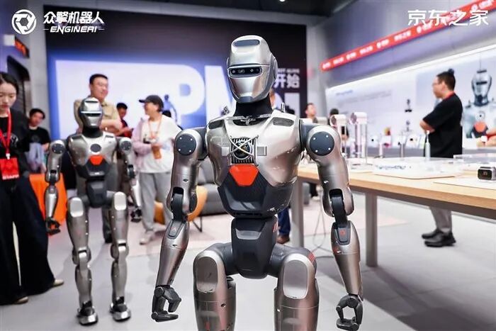 全球首批人形机器人店员深圳上岗_财经头条