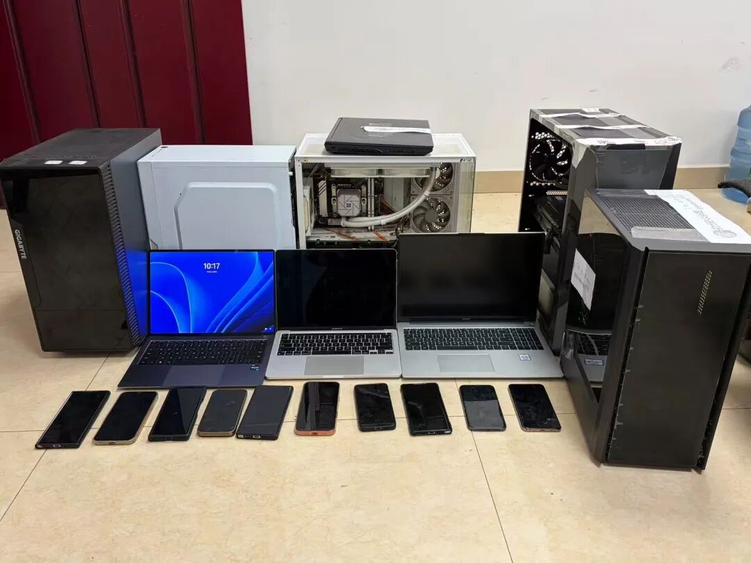 警方查获的订单解密团伙的作案工具（央广网发，警方供图）