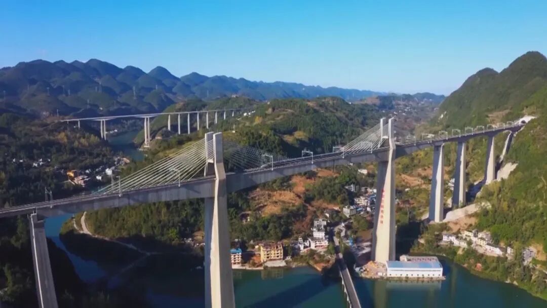 重庆黔江区致力构建一机场三铁路四高速多向联运综合交通运输体系