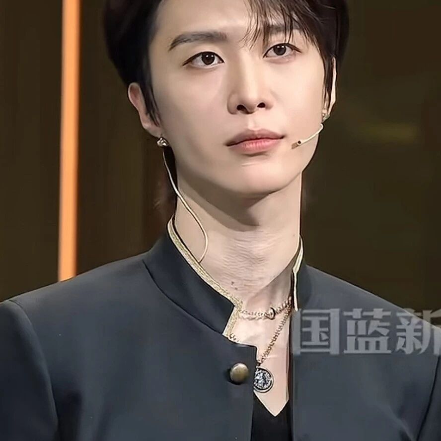 范丞丞身着黑色西装、翘头皮鞋,现身成都车展现场,冷感贵公子氛围感拉满,现场玩&ldquo;对颜色&rdquo;游戏,轻松找到&ldquo;bug&rdquo;,悄无声息找到答案