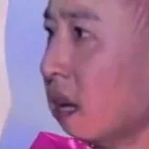 潘玮柏演唱会正唱到忘我,22点整《快乐崇拜》却戛然而止,本人一脸懵,紧急致谢后下台;网友猜测是耳返里传来超时提醒,催促结束演出