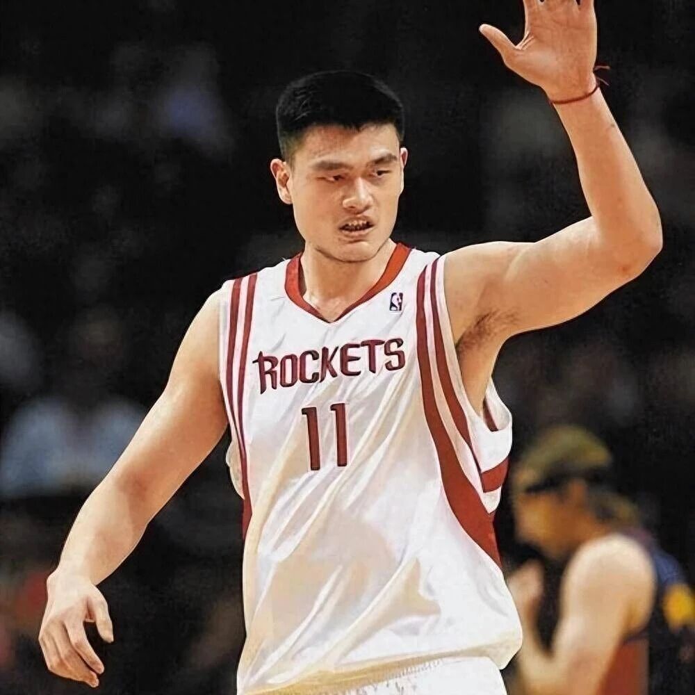 姚明第一次打季后赛什么表现?23岁对阵奥尼尔,高光时刻太强