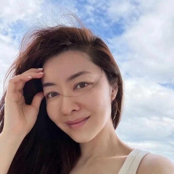 熊黛林素颜出镜和家人庆祝45岁生日,双胞胎女儿没能遗传她的颜值