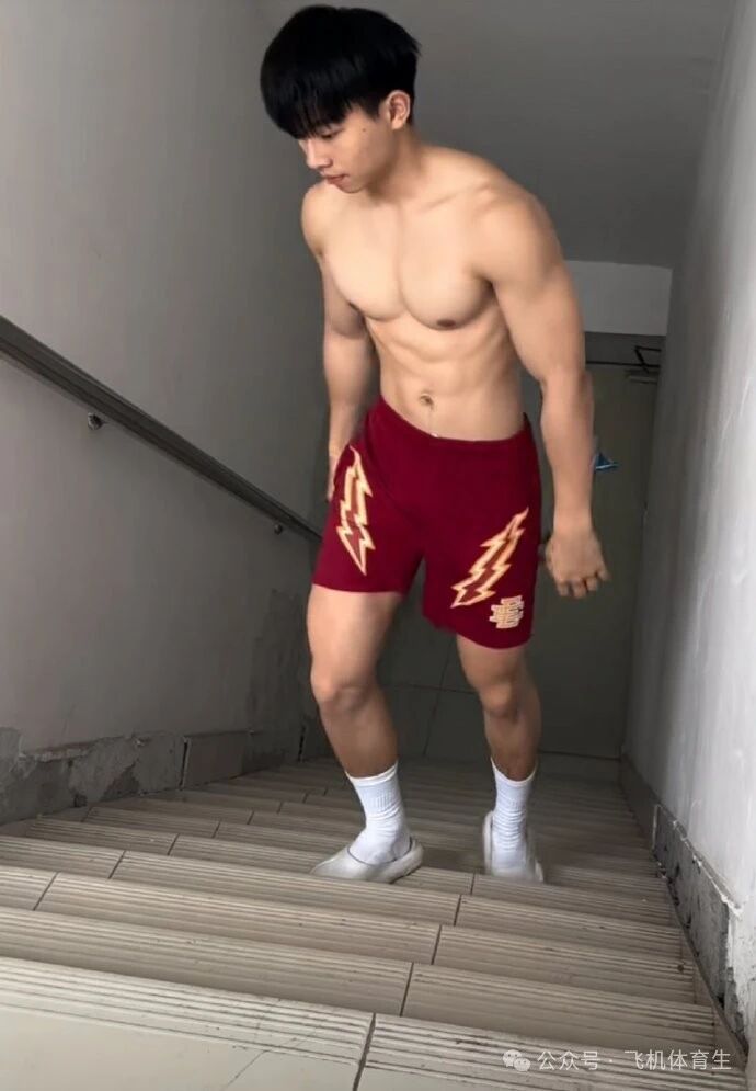 楼道活力四射腹肌体育生，裤兜太香了！