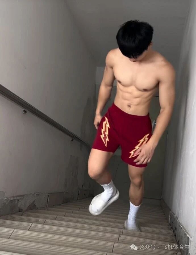 楼道活力四射腹肌体育生，裤兜太香了！