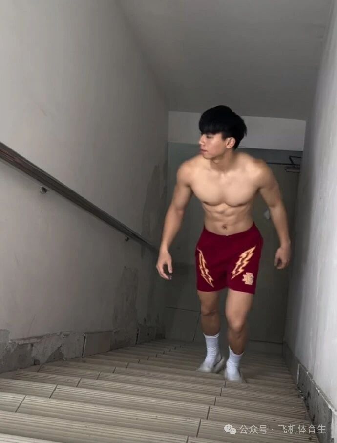 楼道活力四射腹肌体育生，裤兜太香了！