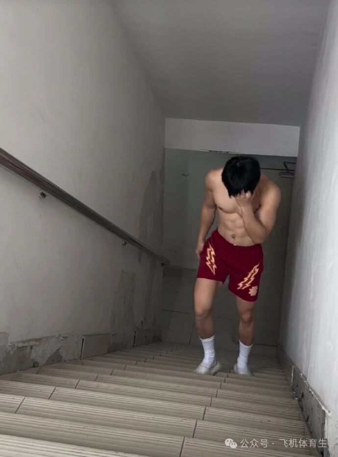 楼道活力四射腹肌体育生，裤兜太香了！