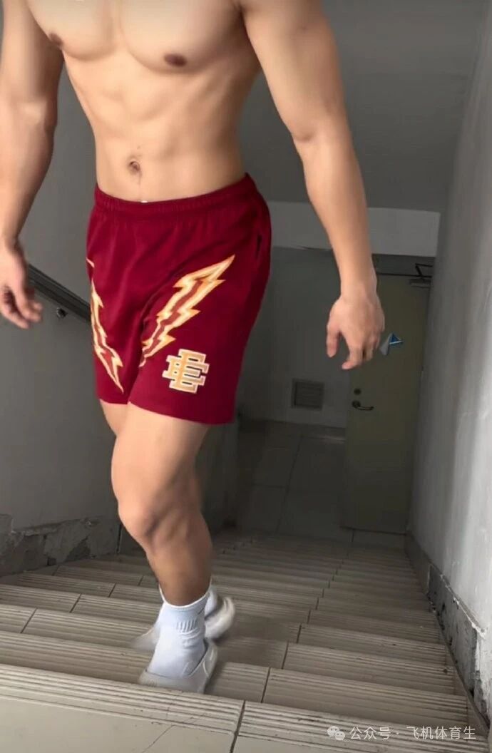 楼道活力四射腹肌体育生，裤兜太香了！