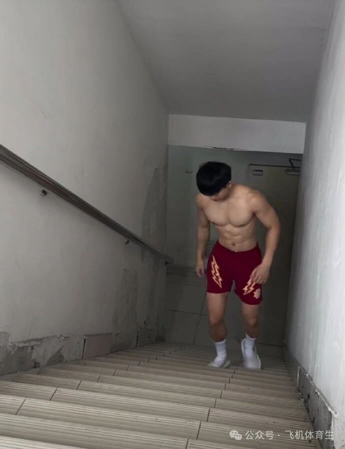 楼道活力四射腹肌体育生，裤兜太香了！