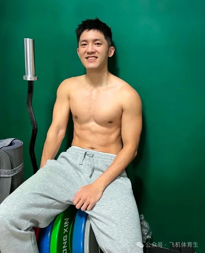 体育生帅哥不好好穿裤子，笑容像宏翔