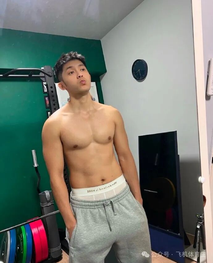 体育生帅哥不好好穿裤子，笑容像宏翔