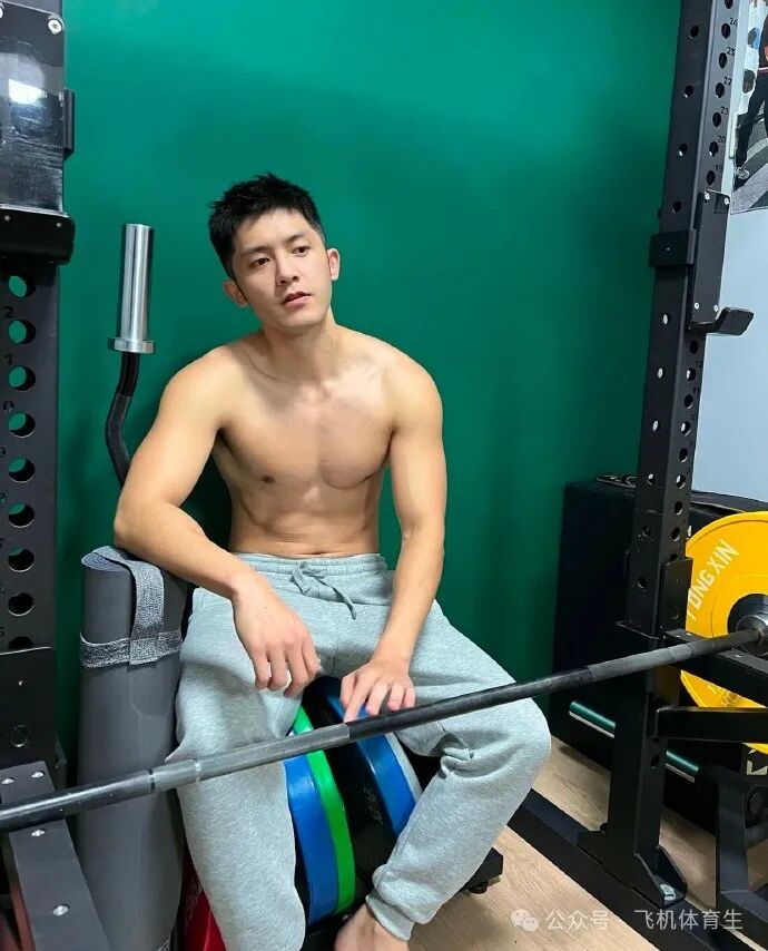 体育生帅哥不好好穿裤子，笑容像宏翔