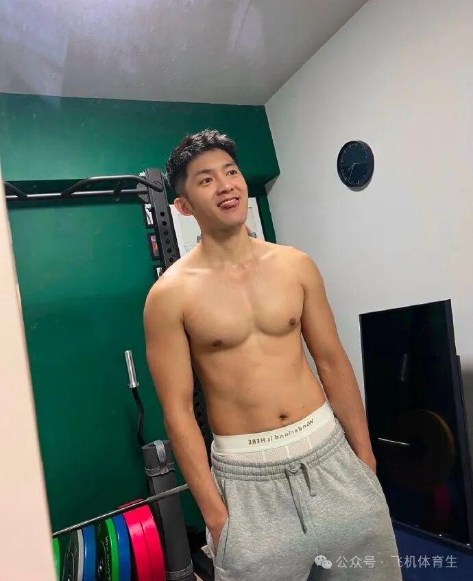 体育生帅哥不好好穿裤子，笑容像宏翔