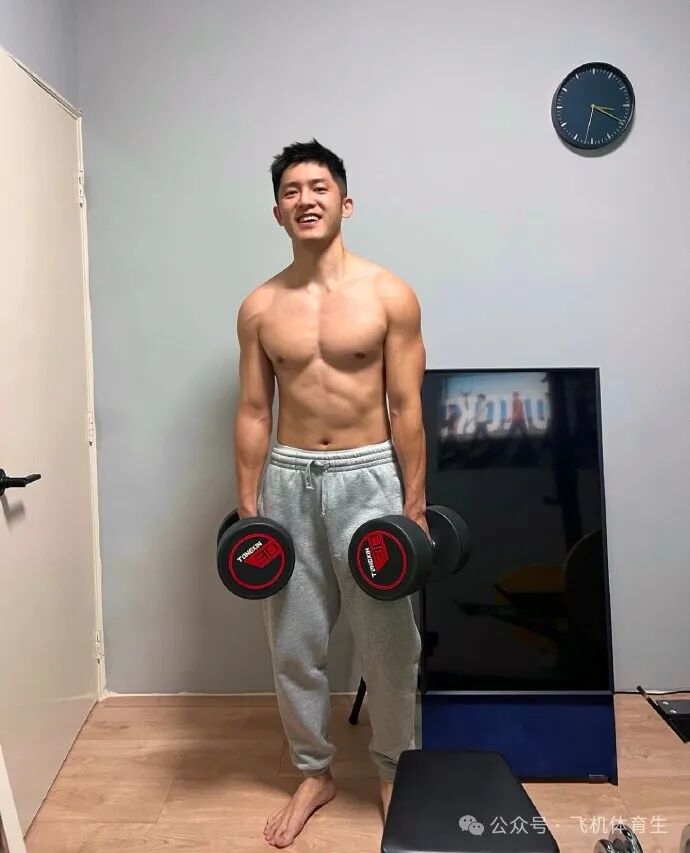 体育生帅哥不好好穿裤子，笑容像宏翔