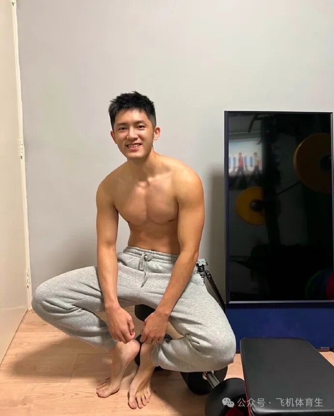 体育生帅哥不好好穿裤子，笑容像宏翔