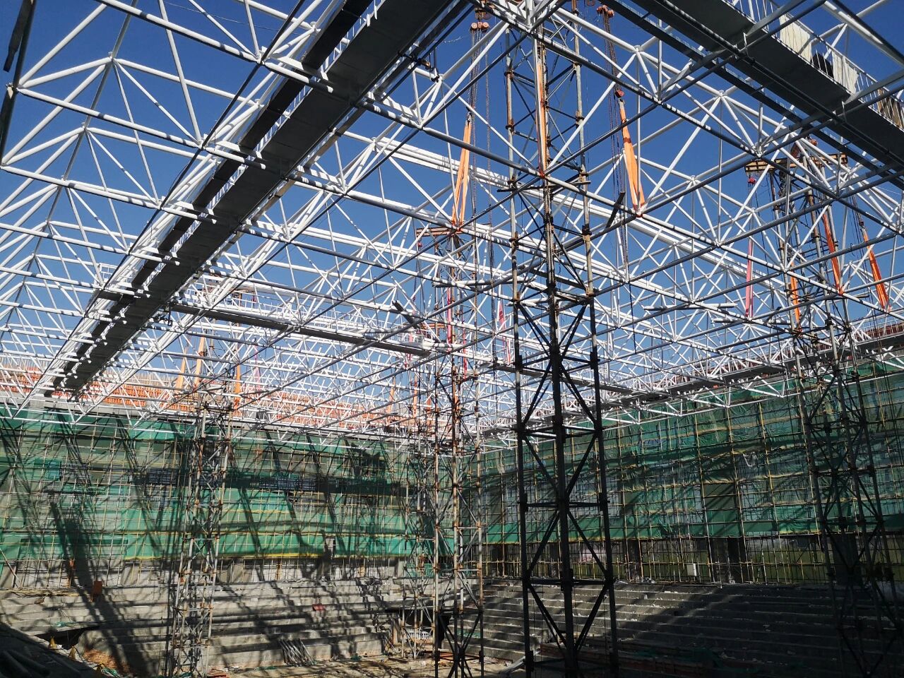 新疆石河子项目体育馆钢结构正放四角锥螺栓球网架吊装成功 - 行讯宝