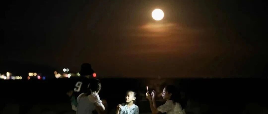 网红点赏明月  中秋节喜气浓