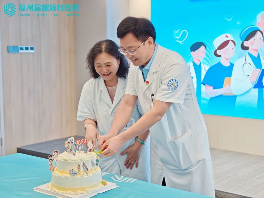 全院医护人员共同分享节日蛋糕