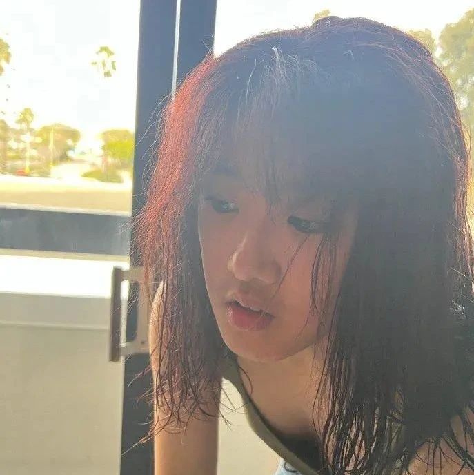 贾静雯17岁女儿晒近照,梧桐妹穿背心俯身秀事业线,风格愈发成熟