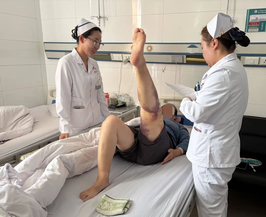 护理床旁查体怎么说【改善护理服务行动】精于术，暖于心——库尔勒市医共体第一人民医院院区以床旁查房为基，筑牢膝关节置换术后康复防线_https://www.jmylbn.com_新闻资讯_第4张