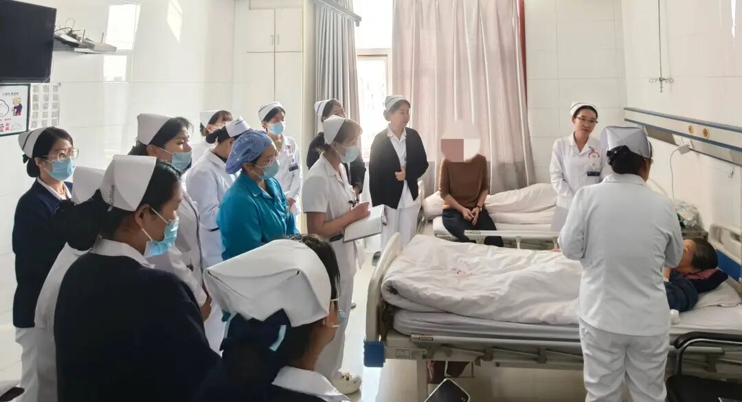 护理床旁查体怎么说【改善护理服务行动】精于术，暖于心——库尔勒市医共体第一人民医院院区以床旁查房为基，筑牢膝关节置换术后康复防线_https://www.jmylbn.com_新闻资讯_第5张