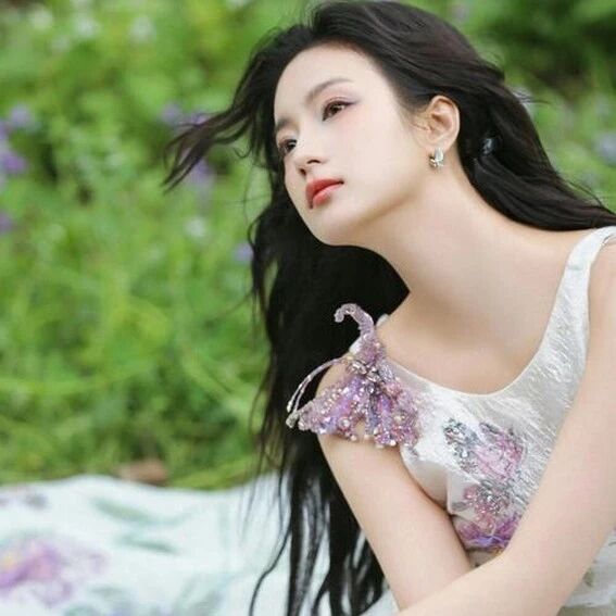 张雅钦,一身法式深V蕾丝裙,身材圆润饱满,真的火辣到爆