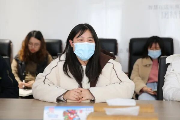 最后,胡建明代表金山中学向樊学义老师送上欢送赠言.