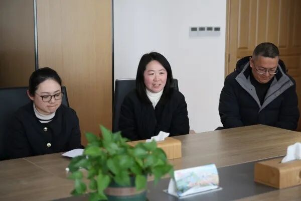 最后,胡建明代表金山中学向樊学义老师送上欢送赠言.