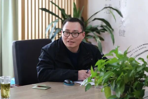 最后,胡建明代表金山中学向樊学义老师送上欢送赠言.
