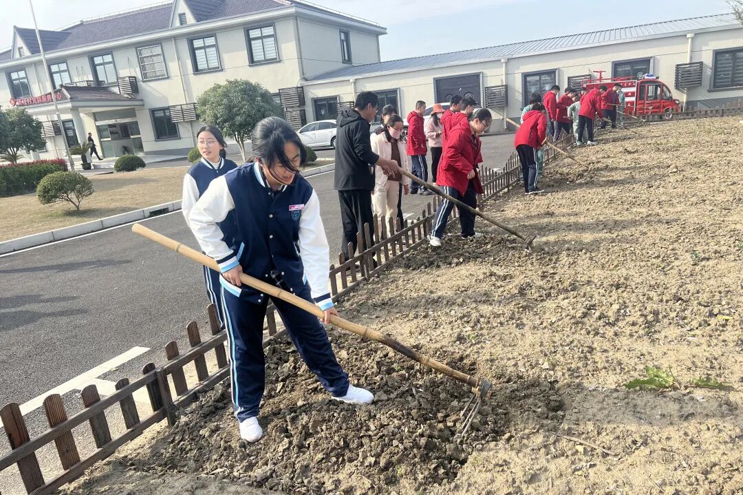 同学们还前往新泾村"三个百里"素养基地参与农业实践活动.